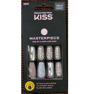 Kiss Masterpiece Nails one-of-a-kind luxe mani KMNO1	